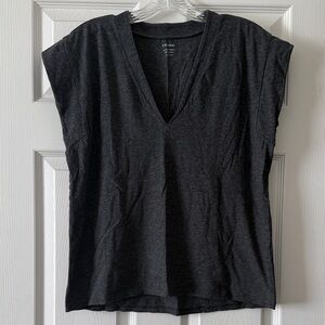 Frame Le Mid Rise V Tee in Grey Size Small